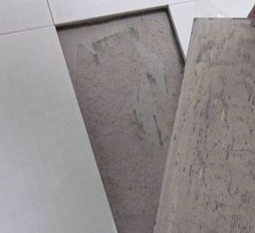 薛城瓷砖空鼓维修公司分享瓷砖铺贴时如果打浆（即涂抹在瓷砖背面和基层上的砂浆或瓷砖胶）过少，会带来以下问题